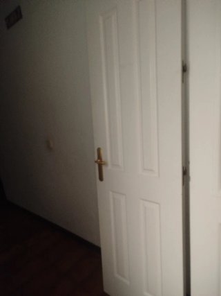 Puerta de paso blanca con manilla dorada