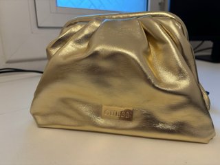 Clutch GUESS Dorado
