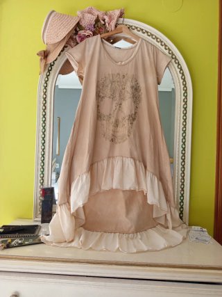 Vestido beige con calavera floral y volantes