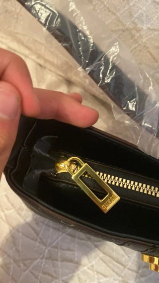 Bolso Guess Negro y Dorado