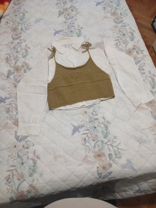 Camisa Zara blanca y top verde
