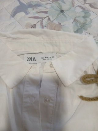 Camisa Zara blanca y top verde