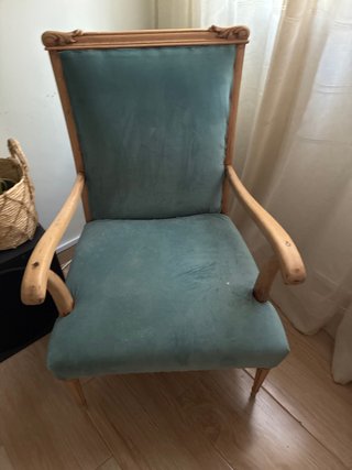 Sillón de terciopelo y madera antiguo