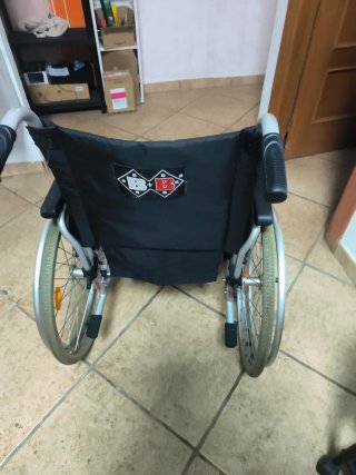 Silla de ruedas ligera impecable.