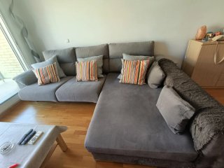 Sofá modular gris con chaise longue a medida