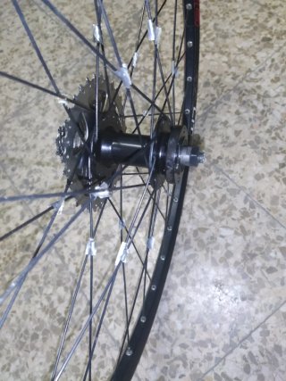 Rueda de aluminio MTB 26 pulgadas con piñonera.