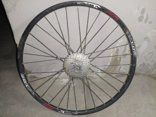 Rueda de aluminio MTB 26 pulgadas con piñonera.