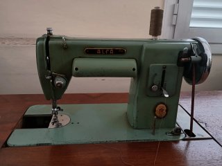 Máquina de Coser Alfa Antigua