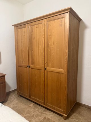 Muebles dormitorio en madera color miel