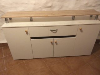 Mueble de salón blanco y madera