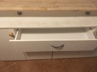 Mueble de salón blanco y madera
