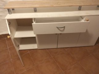 Mueble de salón blanco y madera