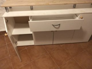 Mueble de salón blanco y madera