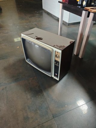 Televisor Antiguo Beige y Dorado Totalmente retro