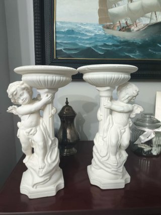 Pareja de Candelabros con Querubines