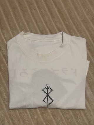 Camiseta blanca Berserk Dragon Slayer manga corta