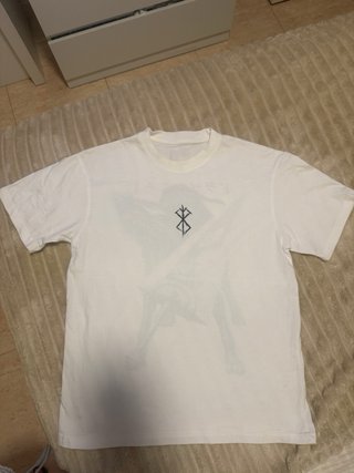 Camiseta blanca Berserk Dragon Slayer manga corta