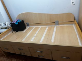 Cama de madera hecha a medida, precio negociable.