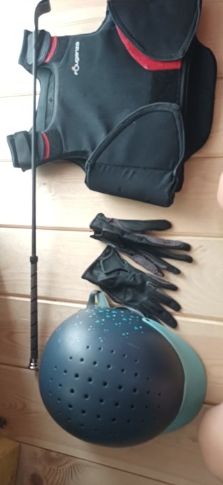 Set de Equitación: Chaleco, Casco, Fusta y Guantes