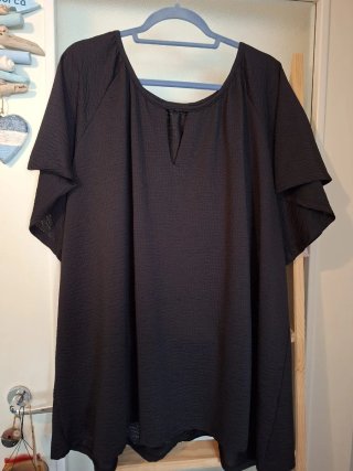 Blusa negra con escote en V