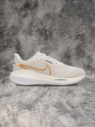 Nike Vomero 17 T40.5 Beige/Oro