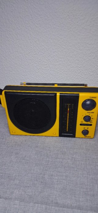 Radio portátil amarilla y negra