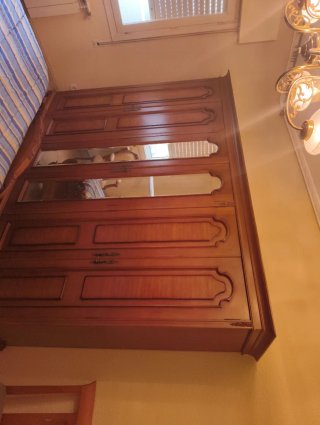 Armario de madera clásico