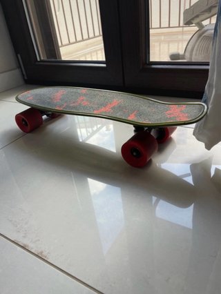 Skateboard con ruote rosse