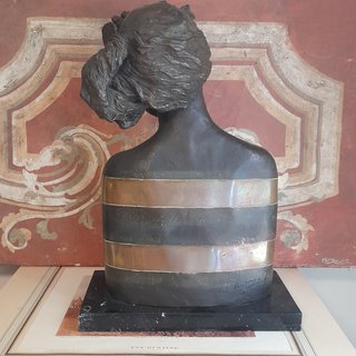 FIGURA DE BRONCE DE LA ESCULTORA  AURORA CAÑERO