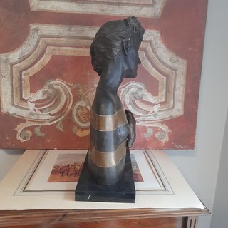 FIGURA DE BRONCE DE LA ESCULTORA  AURORA CAÑERO