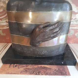 FIGURA DE BRONCE DE LA ESCULTORA  AURORA CAÑERO