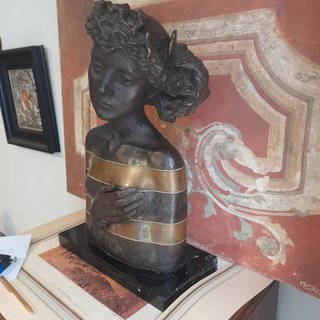 FIGURA DE BRONCE DE LA ESCULTORA  AURORA CAÑERO