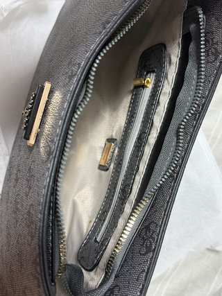 Bolso Guess Gris y Dorado