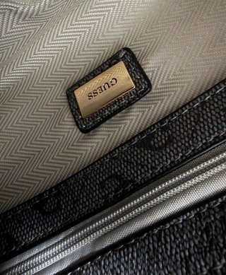 Bolso Guess Gris y Dorado