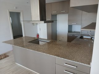 Cocina completa con barra y taburetes