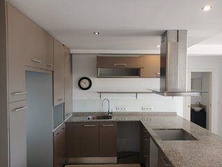 Cocina completa con barra y taburetes