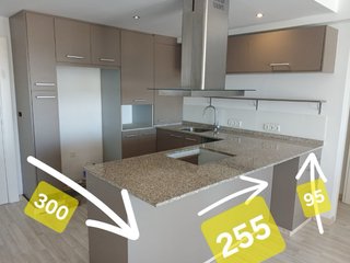 Cocina completa con barra y taburetes
