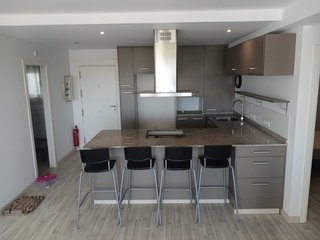 Cocina completa con barra y taburetes