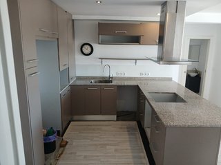 Cocina completa con barra y taburetes