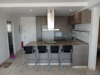 Cocina completa con barra y taburetes