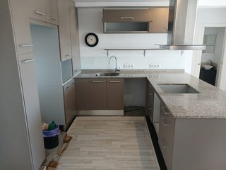 Cocina completa con barra y taburetes