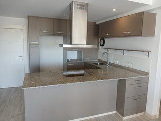 Cocina completa con barra y taburetes