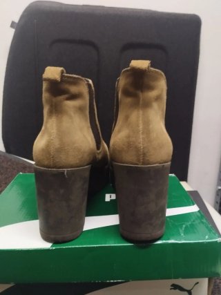 Botines de tacón beige y marrón
