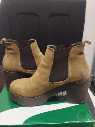 Botines de tacón beige y marrón