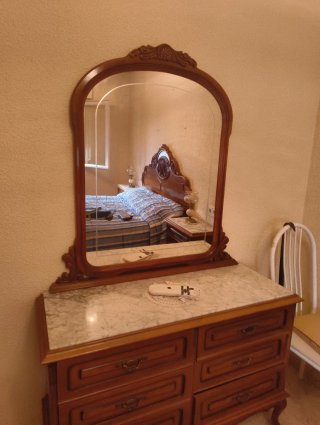 Cómoda de madera con tapa de mármol