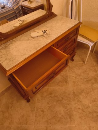 Cómoda de madera con tapa de mármol