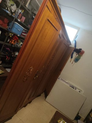 Armario antiguo de madera