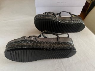 Sandalias CafeNoir Plateadas Talla 38
