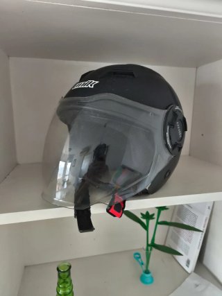 Casco de moto negro con visera No integral