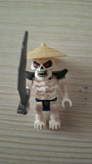 Lego Esqueleto Guerrero con Sombrero Cónico